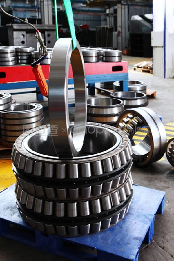 工廠內現成的大直徑軸承。軸承廠產品。Productio