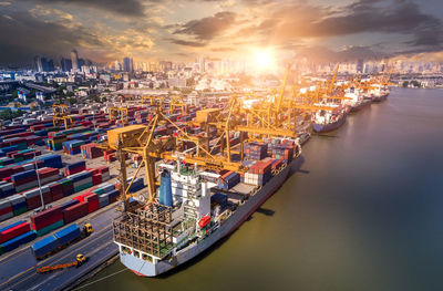 世界貿易與工業卡車,火車,輪船和空運貨物