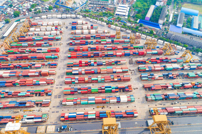 集裝箱船在進口出口和商業物流中的起重機俯視圖, 貿易口岸海運貨物到海港鳥瞰圖